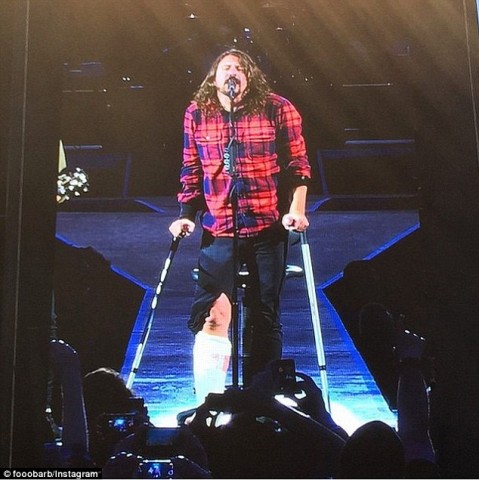 Дейв Грол продовжив концерт із переломом: "Я вам обіцяю – Foo Fighters повернуться і закінчать шоу"