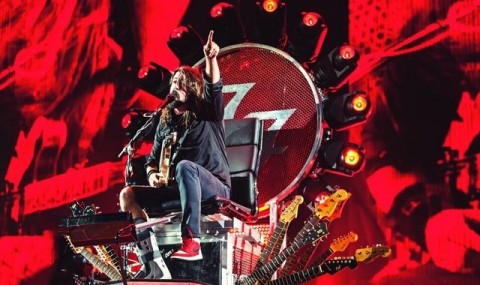 Foo Fighters perform "Under Pressure" with Queen and Led Zeppelin