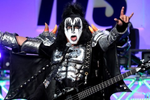 Kiss’ frontman tries to patent "devil’s horns"